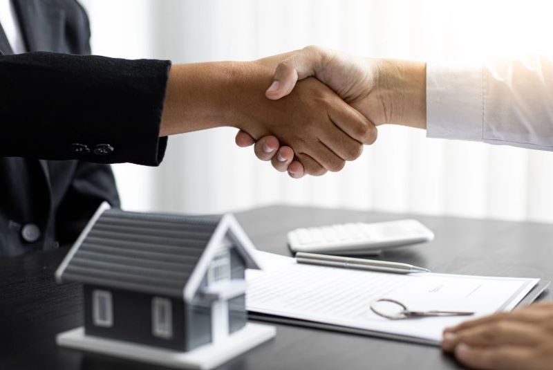 Homeowner and Houses 4 Texas shaking hands on a cash home offer in San Antonio, TX