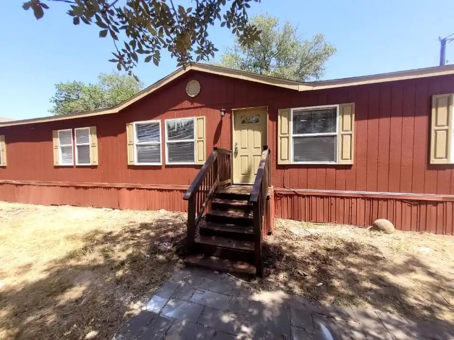 House purchased for cash in Elmendorf, TX by Houses 4 Texas