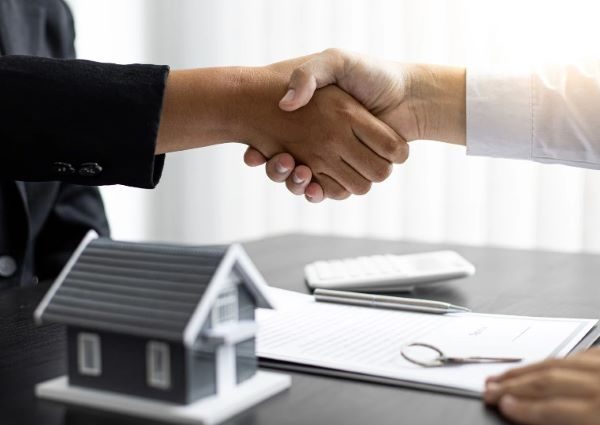 Houses 4 Texas closing a cash home purchase agreement in San Antonio, TX